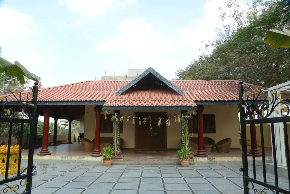 Manduva Wooden Pillars